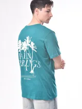 Remera color beige con estampado pequeño en el pecho.