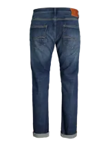 Jean azul de tiro medio y corte tapered, con diseño clásico de cinco bolsillos y cierre con botón.