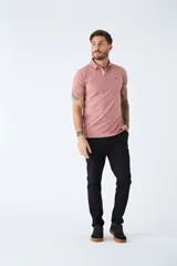 Polo de jersey color rosado con estampa ligera y logo bordado, de fit regular y manga corta.