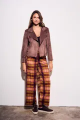 Campera estilo biker de gamuza sintética color malva o marrón rosado, con cierre asimétrico y detalles de tachas doradas en solapas y hombros.