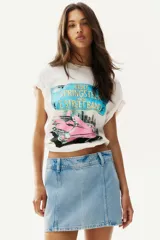 Minifalda de jean celeste, de corte evasé, con cintura alta y cierre lateral oculto.