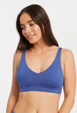 Bralette de lycra color lila, sin aro, marca Montelle. Tiene copas internas removibles, breteles fijos regulables y cierre trasero de tres posiciones.
