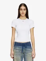 Camiseta blanca de manga corta, corte ajustado y cuello redondo, con un pequeño logo bordado en color rojo en el centro del pecho.
