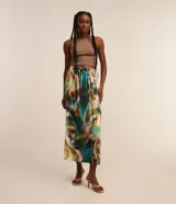 Pollera midi de viscosa con cintura elástica, lazo ajustable y estampado abstracto con efecto de manchas.
