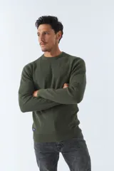 Sweater de punto color verde militar con cuello redondo y logo bordado en el pecho.