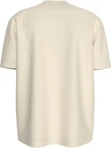 Remera color crema de corte recto, con cuello redondo y mangas cortas. Estampado frontal con el logo de Calvin Klein Jeans en color coral y gris.