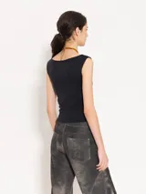 Top negro de punto liso con escote estilo bote y mangas sin corte en sisas.