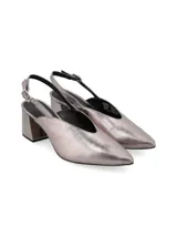 Zapato de cuero negro charol con punta fina, slingback con hebilla dorada y taco geométrico con estampado carey.