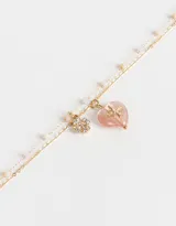 Collar corto dorado de doble cadena, con cuentas de colores pastel y dije de piedra natural en forma de corazón.