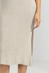 Vestido midi tejido en punto jersey con hilo Lurex plateado, de corte recto, sin mangas y con escote redondo.