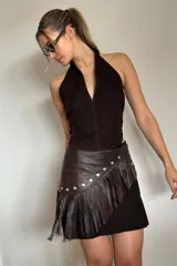 Faja de cuero ovino color chocolate con flecos, tachas plateadas y hebilla metálica ajustable.