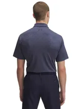 Chomba de golf Under Armour Playoff Polo 3.0 negra con estampado camuflado en tonos oscuros y logo de la marca en el pecho.