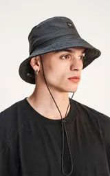Piluso negro con cordón ajustable.