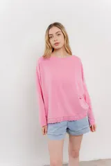 Remera verde lima de corte holgado con cuello redondo y mangas largas.