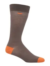 Calcetines marrones con puntera y talón naranja y logo de pato bordado en naranja.