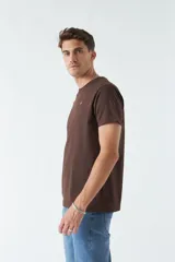 Remera básica color marrón claro, de corte regular, manga corta, cuello redondo y logo bordado en el pecho.