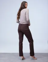 Pantalón de gabardina elastizada color marrón claro, marca Zac & Rachel, corte slim, con pretina con pasadores, botón y cierre. Delantera con tres bolsillos y trasera con bolsillos ojal.
