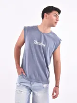 Musculosa gris con estampado de la palabra 'Broken' en color naranja.