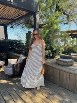 Vestido de jersey con estampado de rayas horizontales en blanco y azul marino, de corte holgado y tirantes finos.