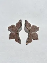 Aros colgantes con forma de flor roja con glitter, detalle de strass y gancho de acero quirúrgico.