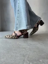 Zapato de cuero con estampado animal print y taco de 4,5 cm.