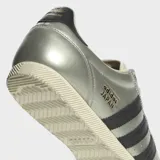 Championes Adidas Japan plateados con detalles en negro y suela color crema.