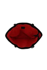 Cartera tote marrón de cuero sintético con bolsillo frontal con cierre, tachas plateadas en los laterales y organizador interno.