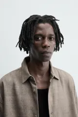 Camisa marrón claro de lino y viscosa, corte holgado, manga larga con puños abotonados y cierre frontal con botones.