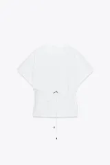 Camiseta color crudo de algodón con cuello redondo, manga corta caída y cintura ajustable con cordón.