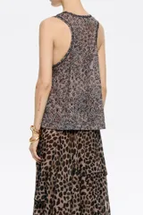 Falda midi de algodón con estampado animal print, corte recto y goma elástica en la cintura. Presenta una abertura trasera en el bajo.