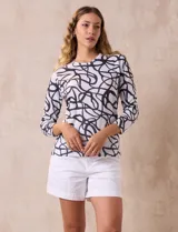 Buzo blanco estampado con cuello a la base y mangas tres cuartos, marca Milano.