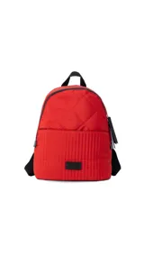 Mochila de tela color blanco con diseño capitoneado en la parte superior y textura tipo telar en la parte inferior. Tiene correas negras ajustables, asa superior y bolsillo frontal amplio. Incluye compartimento interno para iPad.