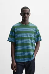 Camiseta relaxed fit de algodón con rayas horizontales en verde y celeste, cuello redondo y manga corta.