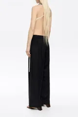 Pantalón de corte recto en mezcla de lino, largo tobillero, con cierre de botonadura frontal y bolsillos con vivo. Presenta pinzas en delantero y cintura elástica en espalda.