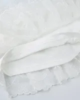 Minifalda blanca de encaje con short interno.