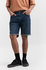 Bermuda de jean azul con dobladillo, corte regular y presillas para cinturón.