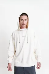 Canguro de felpa color crema, con capucha ajustable, puños y logo estampado en el pecho.
