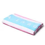 Toalla de playa rectangular con rayas horizontales en colores rosa, blanco y celeste, con la palabra "ALARG" estampada en letras mayúsculas blancas sobre la franja celeste.