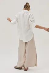 Camisa blanca de lino con bordados beige en la cartera y el bolsillo.