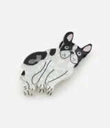 Pinza para el pelo con forma de bulldog francés blanco con manchas negras y detalles en rosa. Accesorio de plástico para el pelo.