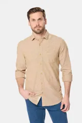 Camisa de lino blanca de manga larga, con bolsillo en el pecho con logo bordado y botones personalizados.