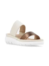 Sandalias de cuero color beige con una tira delantera color beige y otra color bronce.