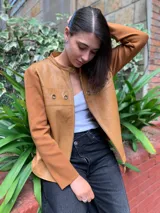 Campera marrón con mangas de tejido de punto y frente de cuero.