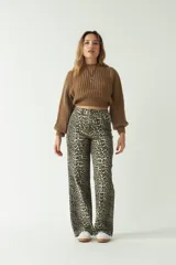 Sweater de punto grueso color marrón con textura chunky y diseño cropped, con mangas abullonadas y puños ajustados.