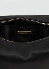 Bolso de mano color beige de tejido satinado con asa superior con nudo decorativo. Tiene cierre de cremallera, forro interior y asa de cadena desmontable.