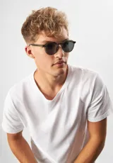 Lentes de sol Eco Shades Costa, con montura redonda color champagne y lentes grises. Fabricados con acetato biodegradable y lentes de PMMA reciclado.