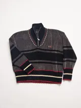 Sweater azul con cuello alto con medio cierre, textura tipo terciopelo y puños acanalados.