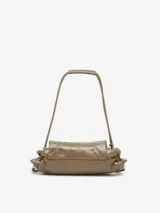 Bolso tipo bandolera de cuero bovino color marrón topo, con diseño fruncido y cierre frontal metálico con logo 'D'. Posee tiras ajustables para llevar al hombro o cruzado.