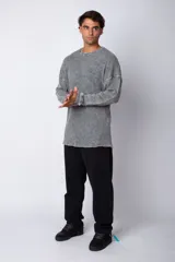 Buzo de hombre de corte oversize confeccionado en tela waffle de algodón con proceso de teñido acid en color borgoña.