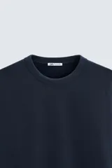 Sudadera azul marino de cuello redondo y manga larga, corte relaxed fit y terminaciones en rib.